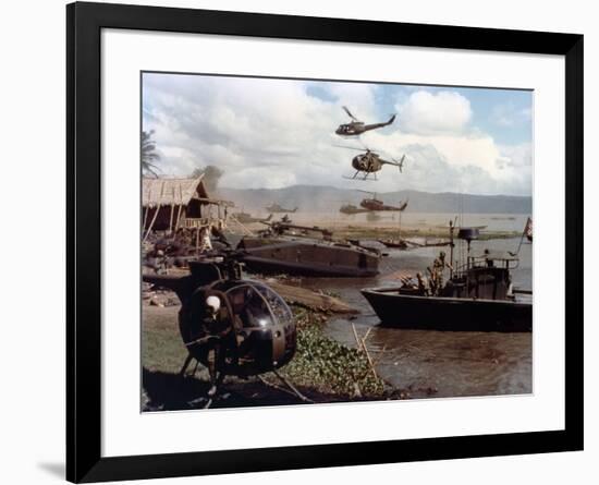 APOCALYPSE NOW, 1979 directed by FRANCIS FORD COPPOLA (photo)-null-Framed Photo