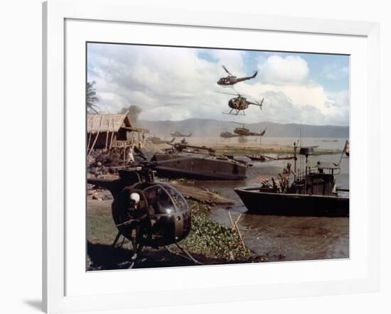 APOCALYPSE NOW, 1979 directed by FRANCIS FORD COPPOLA (photo)-null-Framed Photo