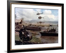 APOCALYPSE NOW, 1979 directed by FRANCIS FORD COPPOLA (photo)-null-Framed Photo