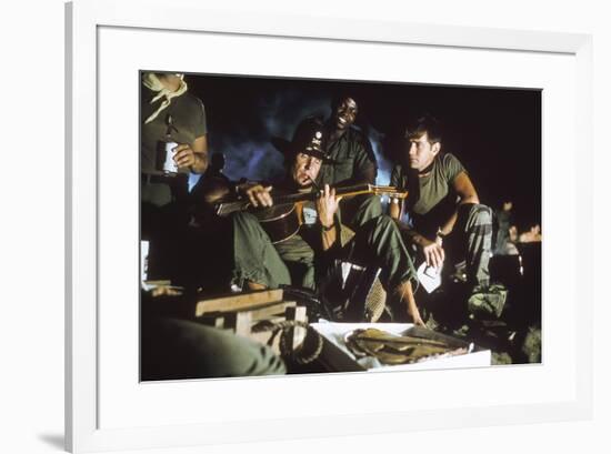 APOCALYPSE NOW, 1979 directed by FRANCIS FORD COPPOLA Robert Duvall and Martin Sheen (photo)-null-Framed Photo