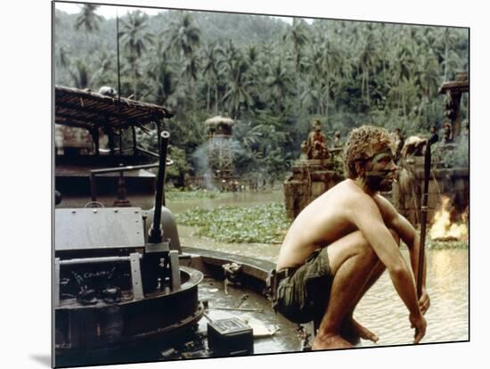 APOCALYPSE NOW, 1979 directed by FRANCIS FORD COPPOLA Sam Bottoms (photo)-null-Mounted Photo