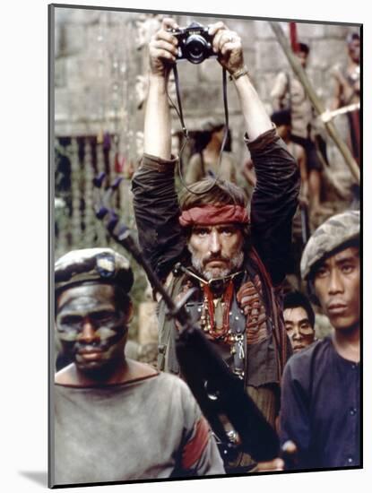 Apocalypse Now by Francis Ford Coppola with Dennis Hopper, 1979 (photo)-null-Mounted Photo