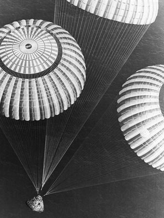 https://imgc.allpostersimages.com/img/posters/apollo-17-parachuting-into-pacific_u-L-PZLM8P0.jpg?artPerspective=n