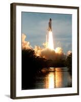 APTOPIX Space Shuttle-Paul Kizzle-Framed Photographic Print