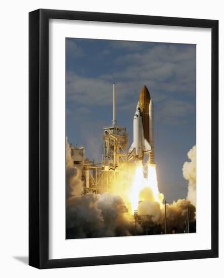 APTOPIX Space Shuttle-John Raoux-Framed Photographic Print