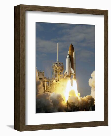 APTOPIX Space Shuttle-John Raoux-Framed Photographic Print