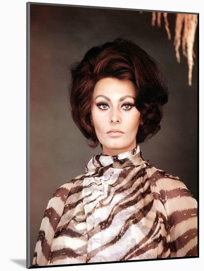 Arabesque, Sophia Loren, 1966-null-Mounted Photo