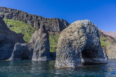 https://imgc.allpostersimages.com/img/posters/arch-of-columnar-basalt-on-the-southern-coast-of-disko-island-kuannersuit-greenland_u-L-PSLSAY0.jpg?artPerspective=n
