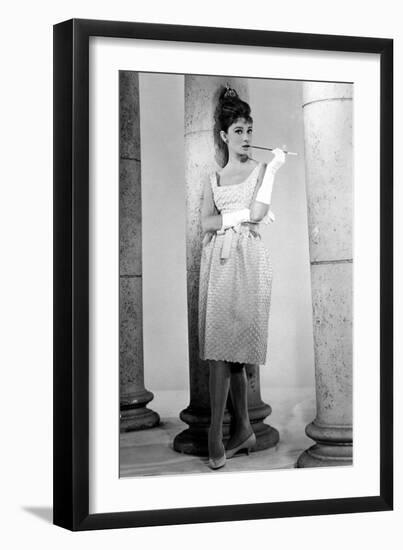 Ariane Love in the Afternoon Avec Audrey Hepburn 1957-null-Framed Photo