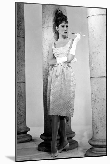 Ariane Love in the Afternoon Avec Audrey Hepburn 1957-null-Mounted Photo