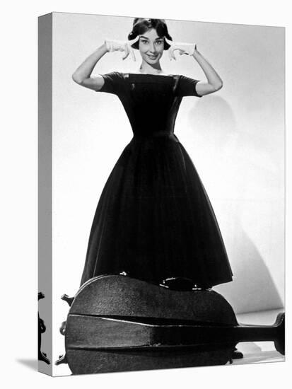 Ariane Love in the Afternoon De Billywilder Avec Audrey Hepburn 1957 Givenchy-null-Stretched Canvas