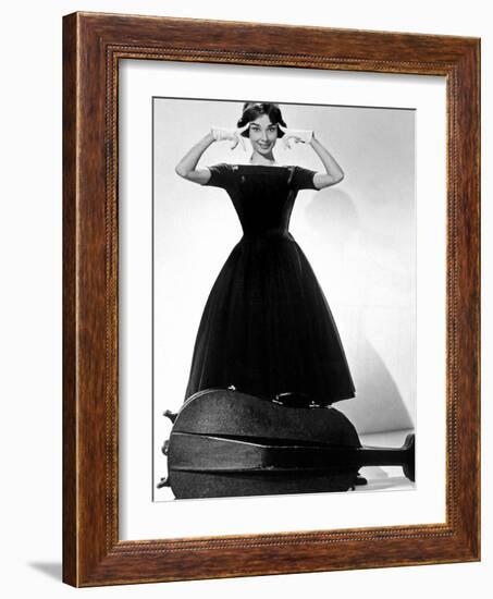 Ariane Love in the Afternoon De Billywilder Avec Audrey Hepburn 1957 Givenchy-null-Framed Photo