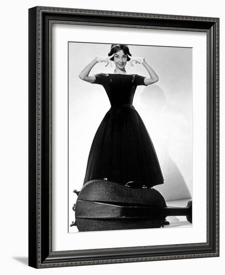 Ariane Love in the Afternoon De Billywilder Avec Audrey Hepburn 1957 Givenchy-null-Framed Photo
