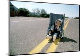 Arizona Junior RAISING ARIZONA by Joel Coen and Ethan Coen, 1987 (photo)-null-Mounted Photo