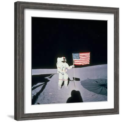 FLAG ON MOON EP-214 8X10 PHOTO ALAN SHEPARD APOLLO 14 ASTRONAUT NEXT TO U.S 