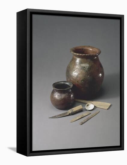 Atelier de potier : un pot à cuire, une jarre à sagou, une batte de potier et matériel de potier-null-Framed Stretched Canvas