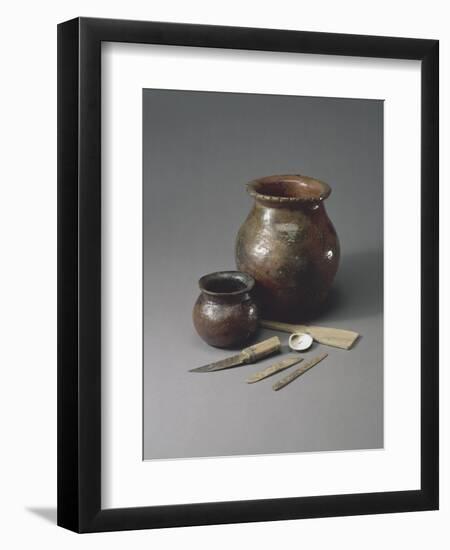 Atelier de potier : un pot à cuire, une jarre à sagou, une batte de potier et matériel de potier-null-Framed Giclee Print