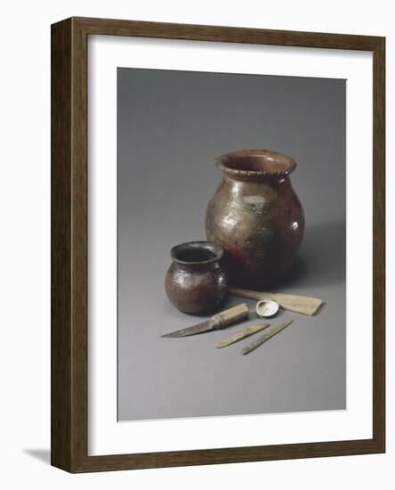 Atelier de potier : un pot à cuire, une jarre à sagou, une batte de potier et matériel de potier-null-Framed Giclee Print