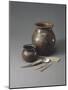 Atelier de potier : un pot à cuire, une jarre à sagou, une batte de potier et matériel de potier-null-Mounted Giclee Print