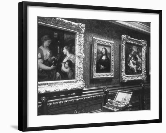 Au salon carré du Louvre : la Joconde-François Vizzavona-Framed Giclee Print