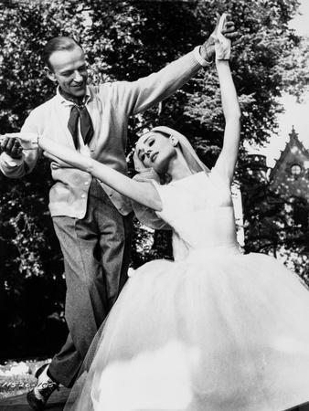 https://imgc.allpostersimages.com/img/posters/audrey-hepburn-and-fred-astaire-married-in-funny-face-tograph-high_u-L-Q1181H40.jpg?artPerspective=n