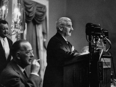 https://imgc.allpostersimages.com/img/posters/author-william-faulkner-making-a-speech-upon-receiving-the-national-book-award_u-L-P76QBW0.jpg?artPerspective=n