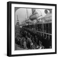 Aviation Corps Boarding a Ship, World War I, 1914-1918-null-Framed Photographic Print