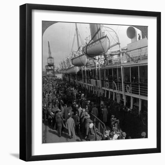 Aviation Corps Boarding a Ship, World War I, 1914-1918-null-Framed Photographic Print