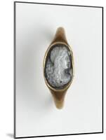 Bague en or à incrustation ovale d'un camée en sardonyx-null-Mounted Giclee Print