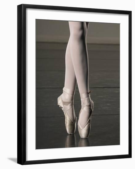 Ballerina en pointe-Erik Isakson-Framed Premium Photographic Print