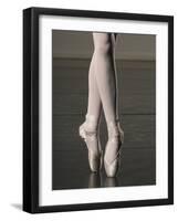 Ballerina en pointe-Erik Isakson-Framed Photographic Print