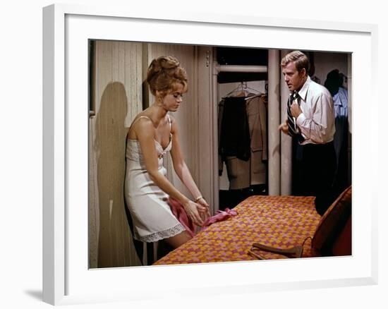 BAREFOOT IN THE PARK, 1967 directed by GENE SACHS Jane Fonda and Robert Redford (photo)-null-Framed Photo