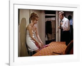 BAREFOOT IN THE PARK, 1967 directed by GENE SACHS Jane Fonda and Robert Redford (photo)-null-Framed Photo