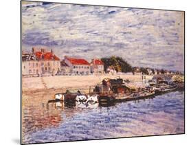 Barges on the Loing at Saint-Mammès, 1885-Alfred Sisley-Mounted Giclee Print