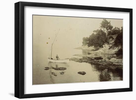 Barque voguant à proximité des rochers-null-Framed Giclee Print