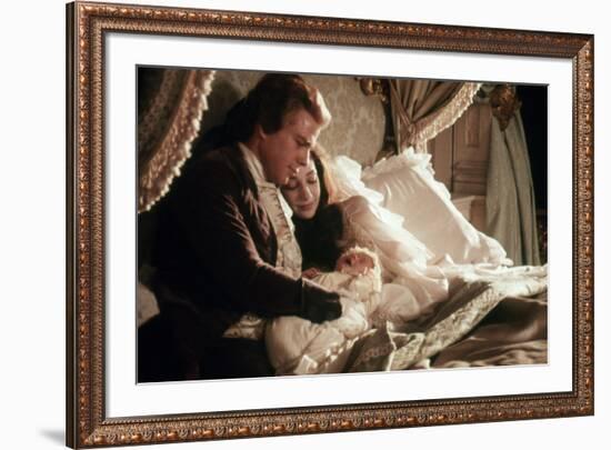 BARRY LYNDON, 1975 directed by STANLEY KUBRICK Ryan O'Neal / Maria Berenson (photo)-null-Framed Photo