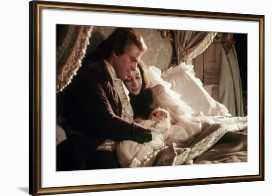 BARRY LYNDON, 1975 directed by STANLEY KUBRICK Ryan O'Neal / Maria Berenson (photo)-null-Framed Photo