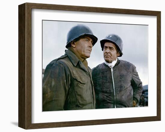 BATTLE OF THE BULGE, 1965 directed by KEN ANNAKIN Henry Fonda and Robert Ryan (photo)-null-Framed Photo