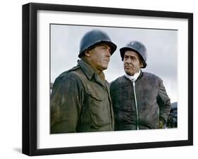 BATTLE OF THE BULGE, 1965 directed by KEN ANNAKIN Henry Fonda and Robert Ryan (photo)-null-Framed Photo