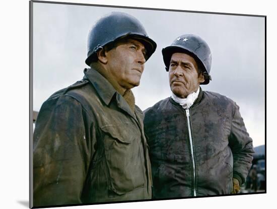 BATTLE OF THE BULGE, 1965 directed by KEN ANNAKIN Henry Fonda and Robert Ryan (photo)-null-Mounted Photo