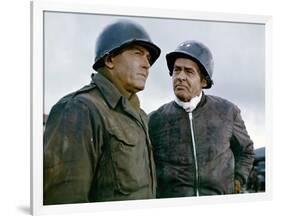 BATTLE OF THE BULGE, 1965 directed by KEN ANNAKIN Henry Fonda and Robert Ryan (photo)-null-Framed Photo