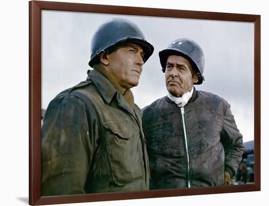 BATTLE OF THE BULGE, 1965 directed by KEN ANNAKIN Henry Fonda and Robert Ryan (photo)-null-Framed Photo