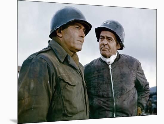 BATTLE OF THE BULGE, 1965 directed by KEN ANNAKIN Henry Fonda and Robert Ryan (photo)-null-Mounted Photo
