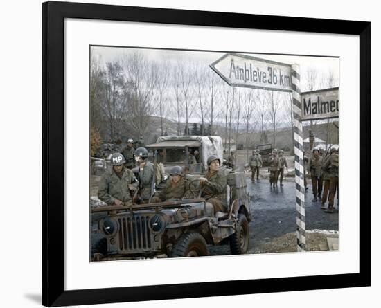BATTLE OF THE BULGE, 1965 directed by KEN ANNAKIN James MacArthur and Ty Hardin (photo)-null-Framed Photo