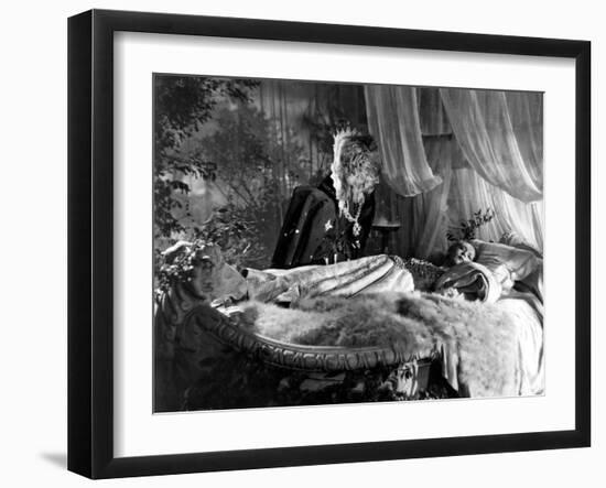 Beauty and the Beast, (aka 'Belle et la Bête, La'), Jean Marais, Josette Day, 1946-null-Framed Photo