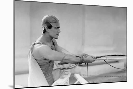 Ben Hur by Fred Niblo with Ramon Novarro, 1925 (b/w photo)-null-Mounted Photo