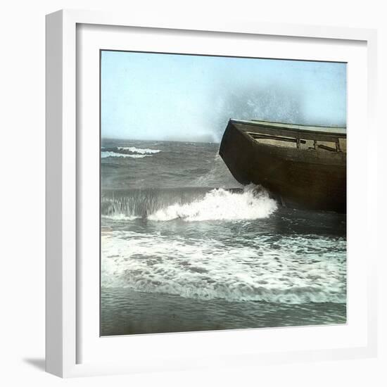 Beuzeval (Calvadoss, France), a Boat with a Broken Hull-Leon, Levy et Fils-Framed Photographic Print