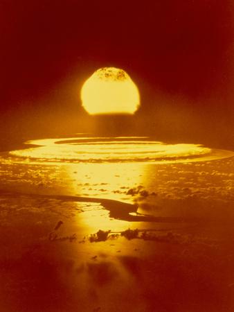 https://imgc.allpostersimages.com/img/posters/bikini-atoll-atomic-bomb-explosion-1946_u-L-PZI4W80.jpg?artPerspective=n