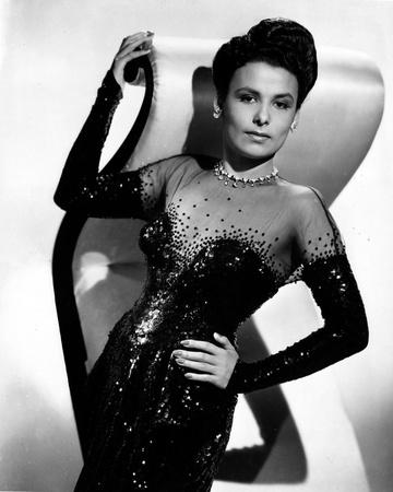 https://imgc.allpostersimages.com/img/posters/black-and-white-portrait-of-lena-horne-in-black-gown_u-L-Q1155ON0.jpg?artPerspective=n