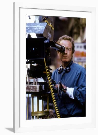 BLACK RA 1989 directed by RIDLEY SCOTT On the set, Ridley Scott behind the camera (photo)-null-Framed Photo